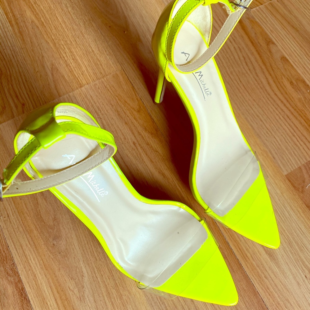 Fluorescent pointed toe sandal